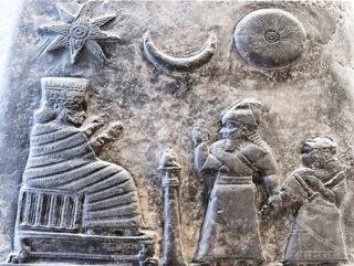 bassorilievo babilonese con divinità, re, e astri