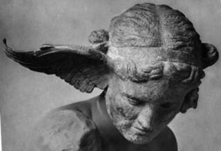 Hipnos, dio del Sonno, rappresentato in una scultura con la testa alata.