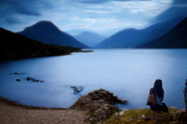 donna che contempla un bellissimo lago azzurro
