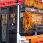 autobus arancione urbano
