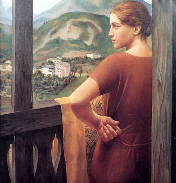 donna in piedi sul balcone che guarda il panorama