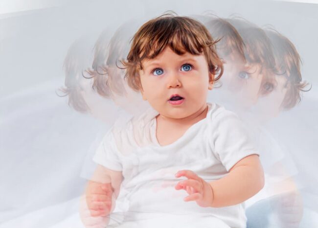 movimenti ritmici del sonno: il bambino muove la testa di qua e di là, si scuote e dondola per addormentarsi