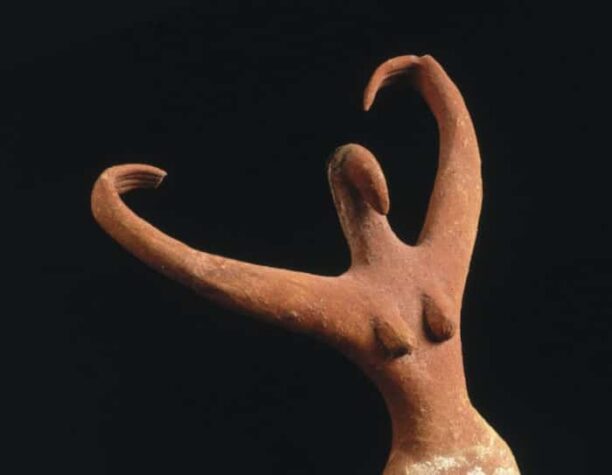 statuetta che rappresenta una figura stilizzata di donna con le braccia sollevate verso l'alto.